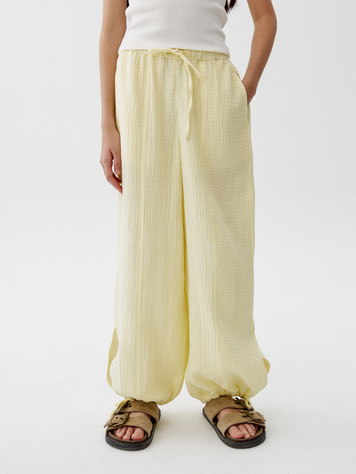 свободные брюки из муслина для девочек от бренда sela вид слева