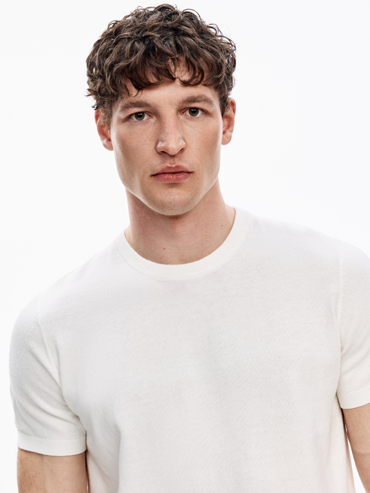 базовая вязаная футболка по цене 2999 руб вид справа