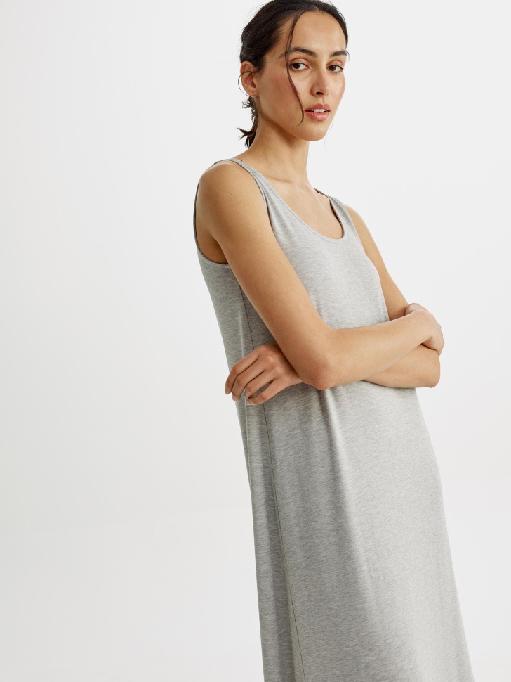 трикотажное свободное платье макси без рукавов от бренда sela вид слева