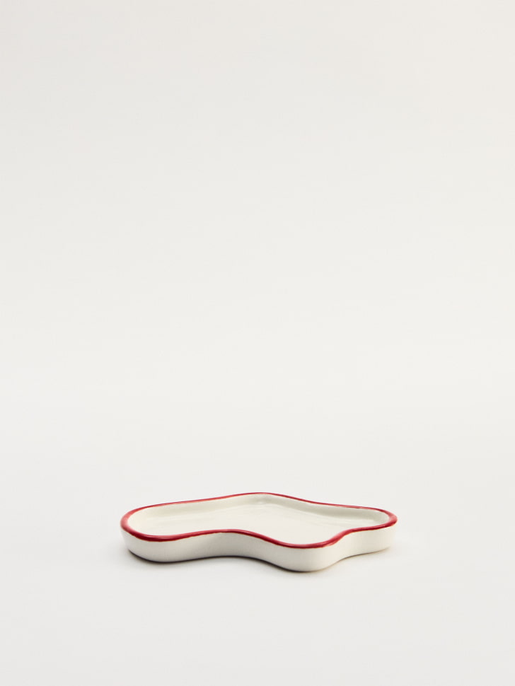 блюдо декоративное из каменной керамики от бренда sela вид слева