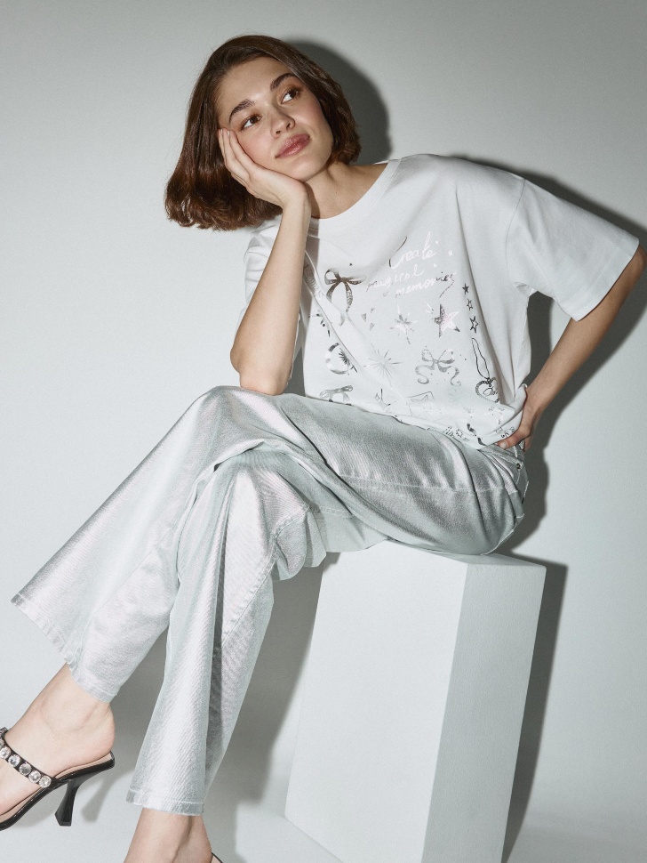 

Футболка оверсайз с вышивкой и металлизированным принтом