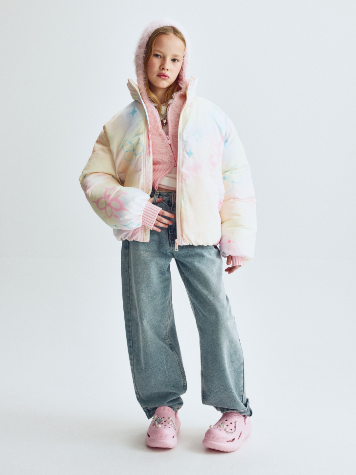 дутая стеганая куртка с принтом для девочек от бренда sela вид слева