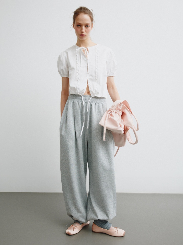 укороченная блузка с коротким рукавом из линейки  young от бренда sela вид слева