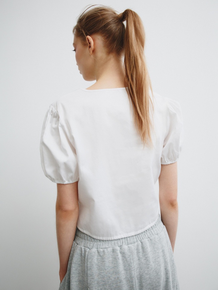 укороченная блузка с коротким рукавом из линейки  young по цене 2999 руб вид справа