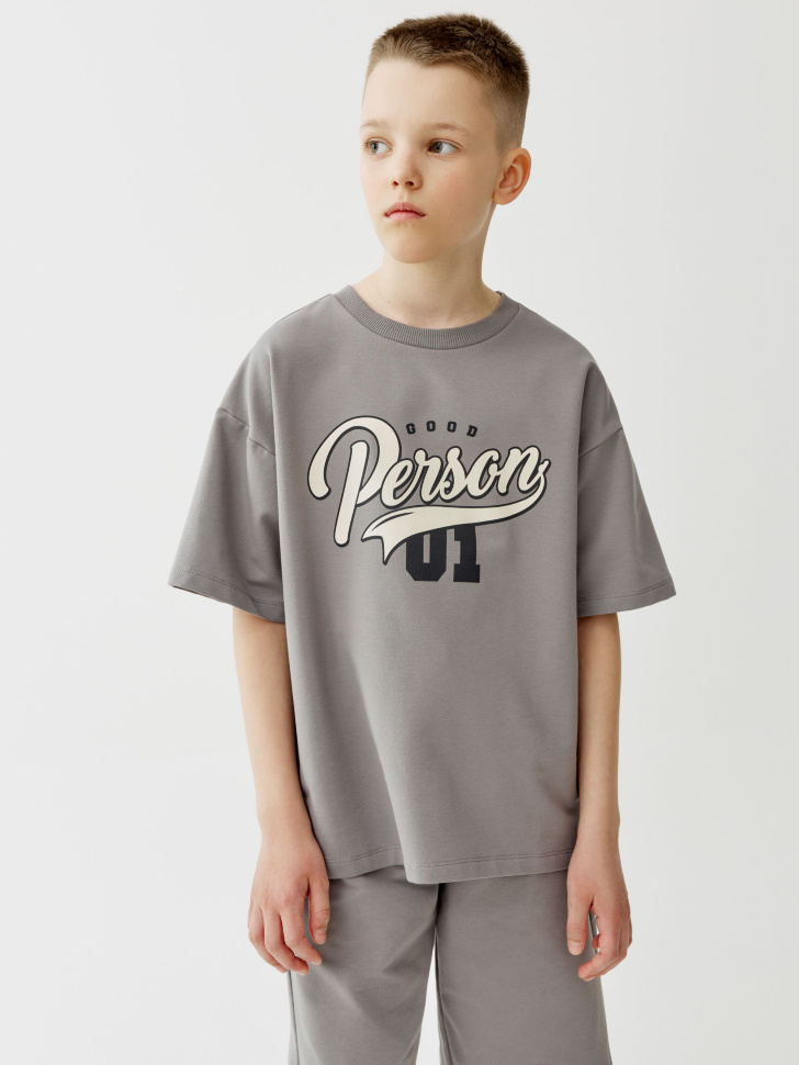 комплект из футболки и шорт для мальчиков от бренда sela вид слева