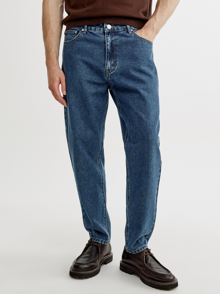 свободные укороченные джинсы со средней посадкой от бренда sela вид слева