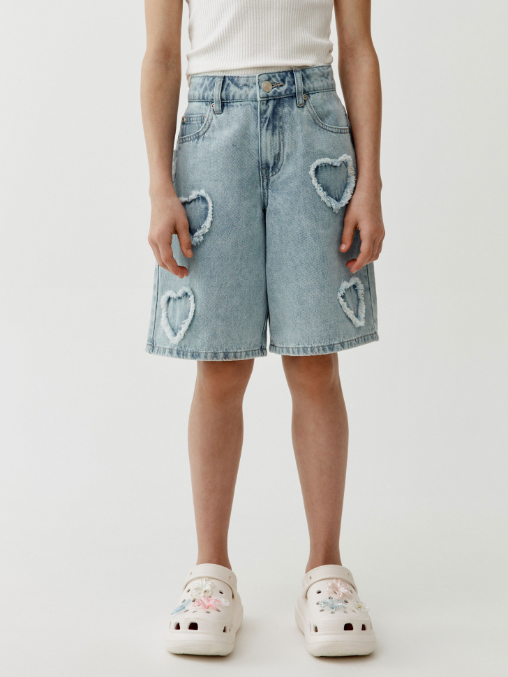 удлиненные джинсовые шорты с аппликацией для девочек от бренда sela вид слева