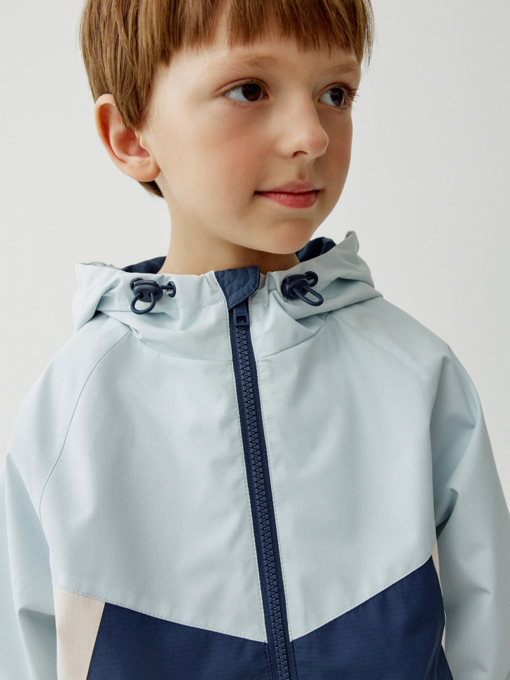 ветровка с капюшоном для мальчиков от бренда sela вид слева