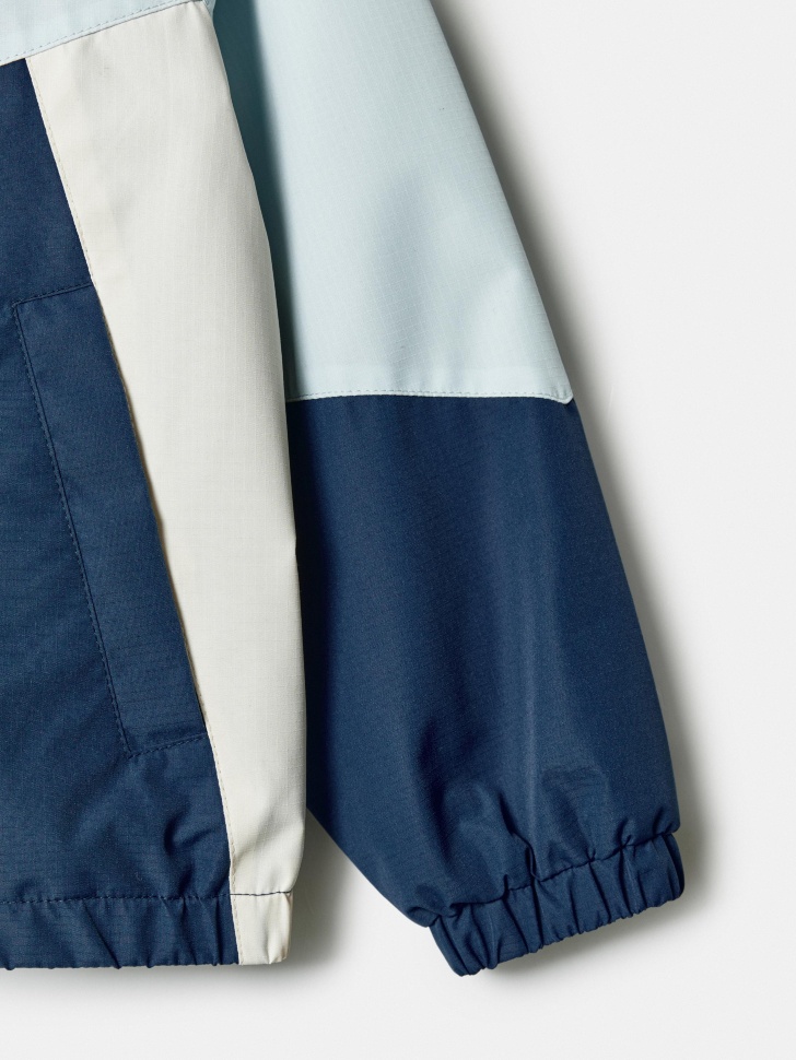 ветровка с капюшоном для мальчиков из проверенных материалов спереди