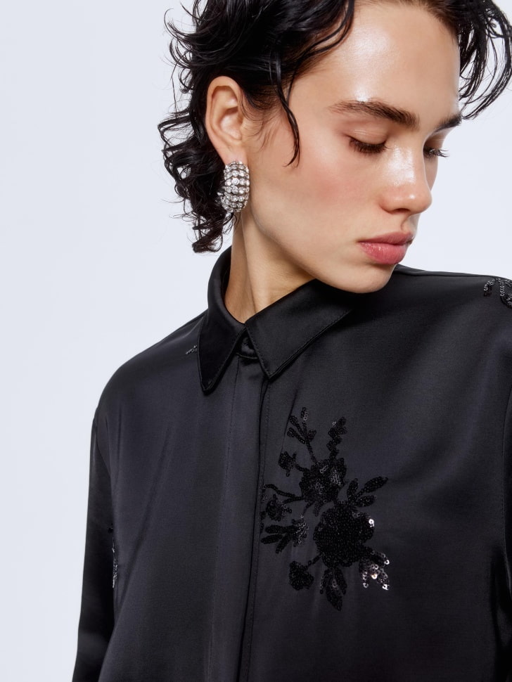сатиновая рубашка оверсайз c пайетками по цене 4599 руб вид справа