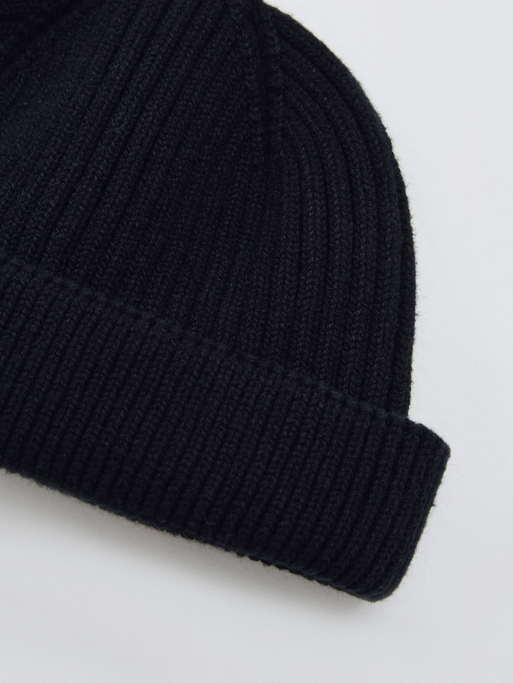 укороченная шапка-бини в рубчик 4610517219541 в интернет магазине