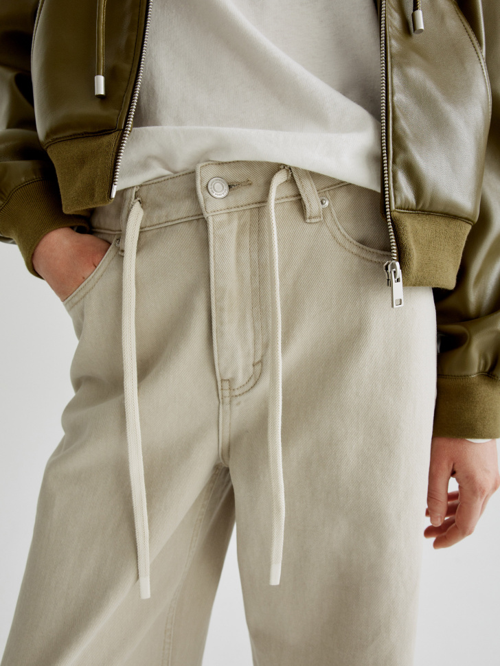 классические прямые джинсы с кулиской из россии вид сбоку