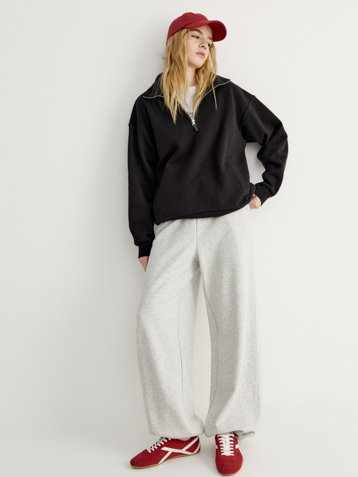 свитшот оверсайз с воротником на молнии от бренда sela вид слева