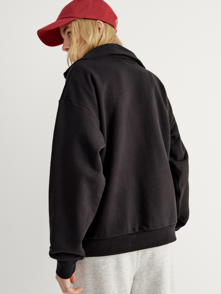 свитшот оверсайз с воротником на молнии по цене 2799 руб вид справа