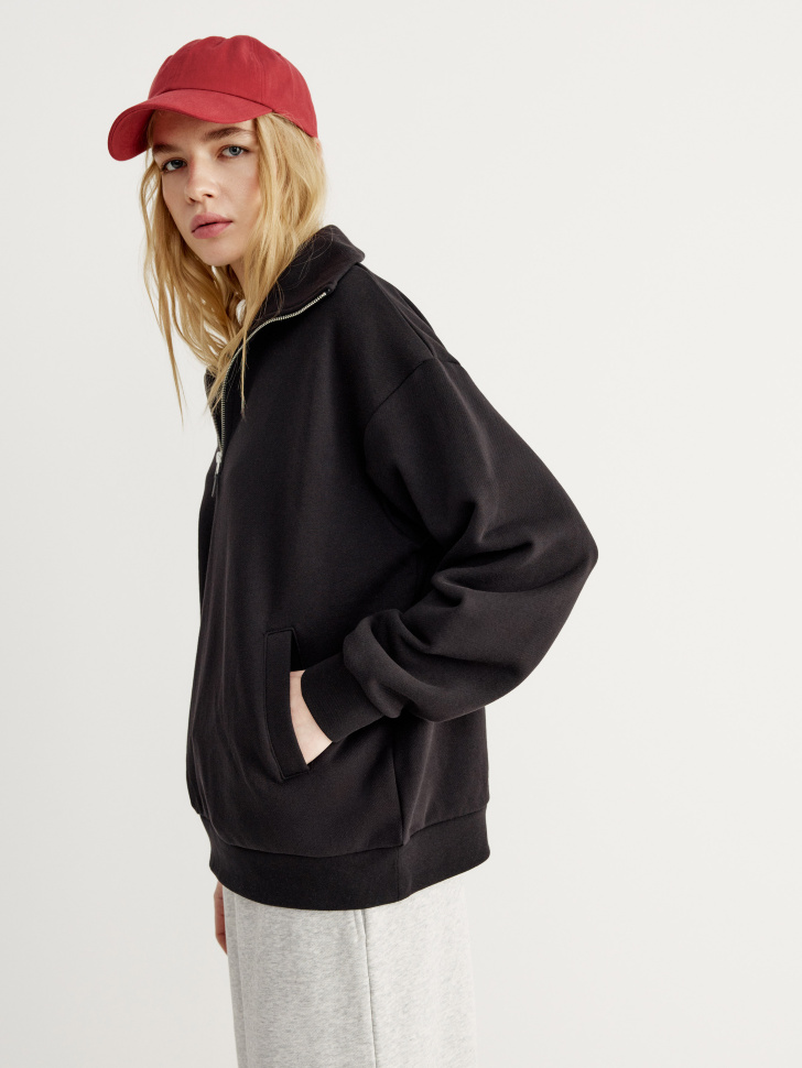 свитшот оверсайз с воротником на молнии из россии вид сбоку