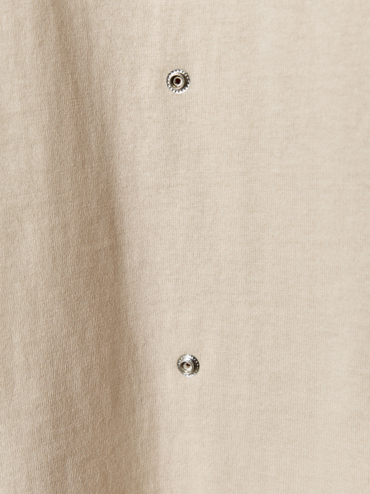 футболка оверсайз с кнопками из линейки  young универсального стиля с лицевой стороны