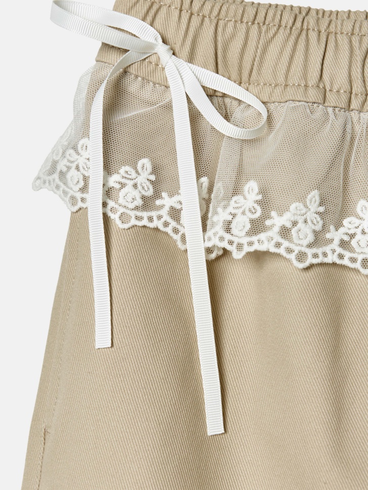 твиловые брюки с кружевной оборкой для девочек от бренда sela вид слева