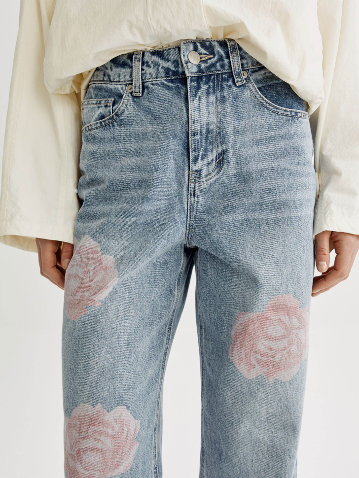 джинсы прямого кроя со средней посадкой с принтом по цене 4999 руб вид справа