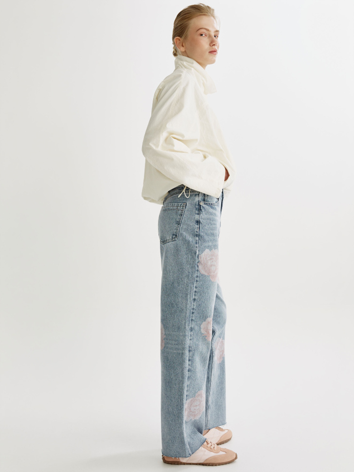 джинсы прямого кроя со средней посадкой с принтом из россии вид сбоку