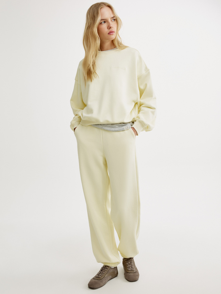 свитшот оверсайз с принтом из футера от бренда sela вид слева