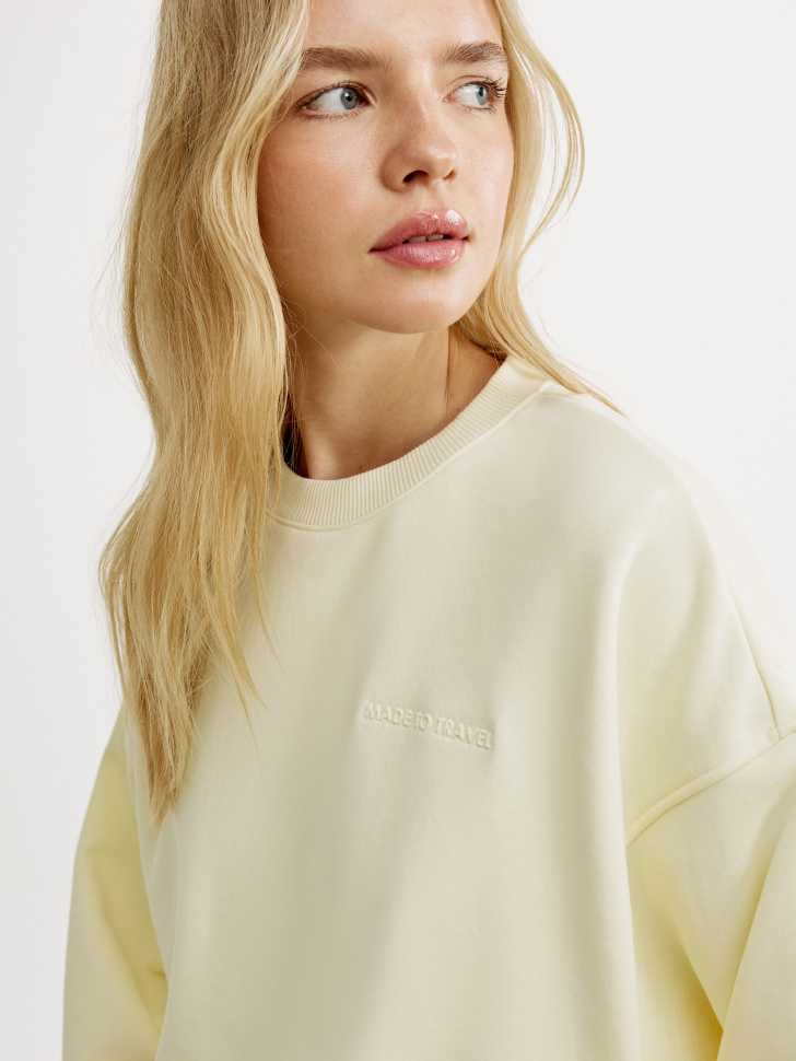 свитшот оверсайз с принтом из футера из россии вид сбоку