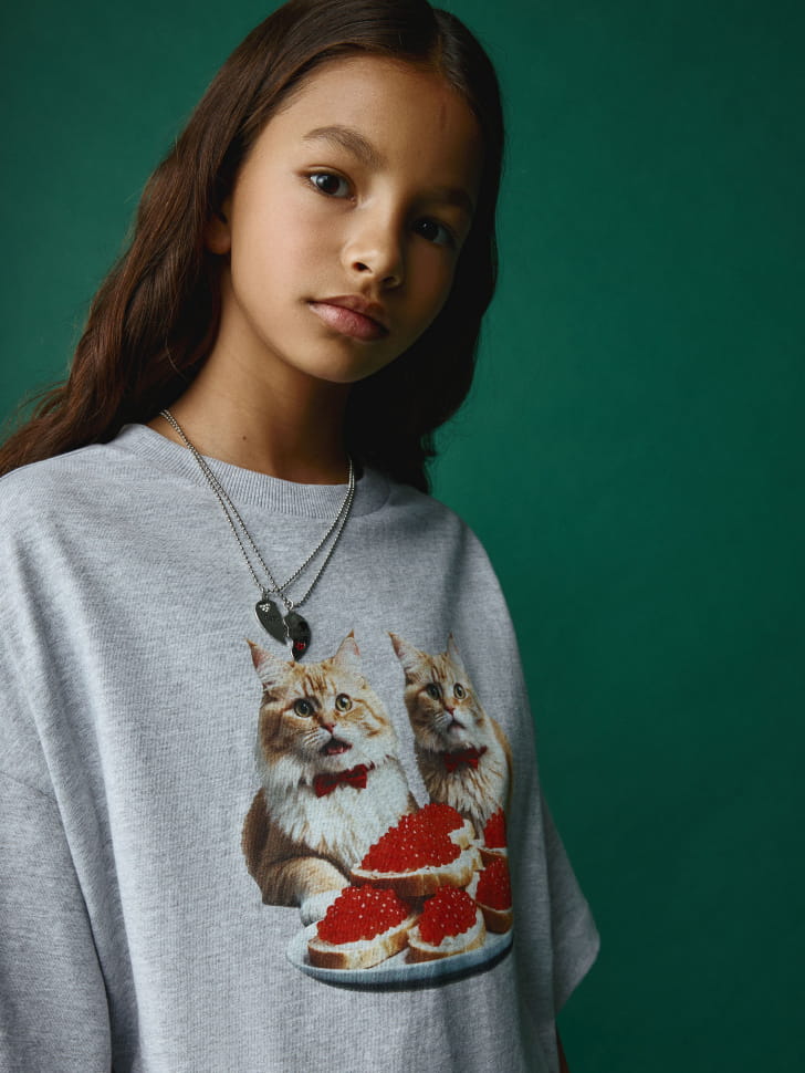 

Футболка с новогодним принтом для девочек