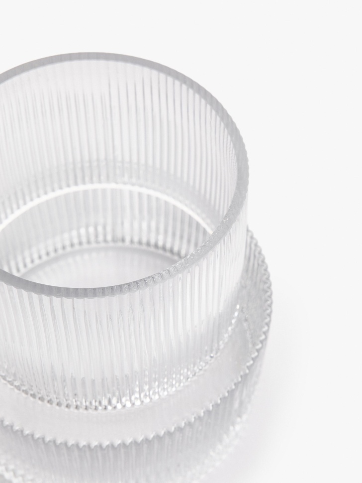 ваза из стекла с рельефным узором от бренда sela вид слева