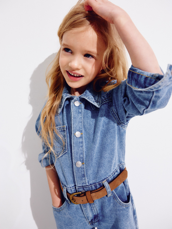 джинсовый комбинезон для девочек от бренда sela вид слева