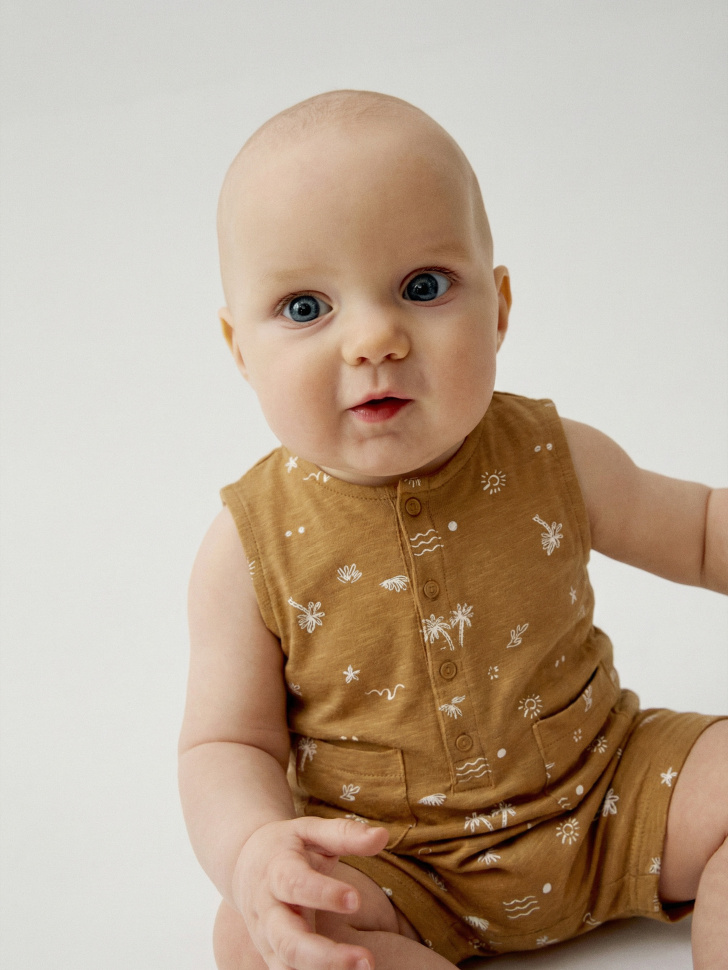 трикотажный комбинезон для малышей от бренда sela вид слева