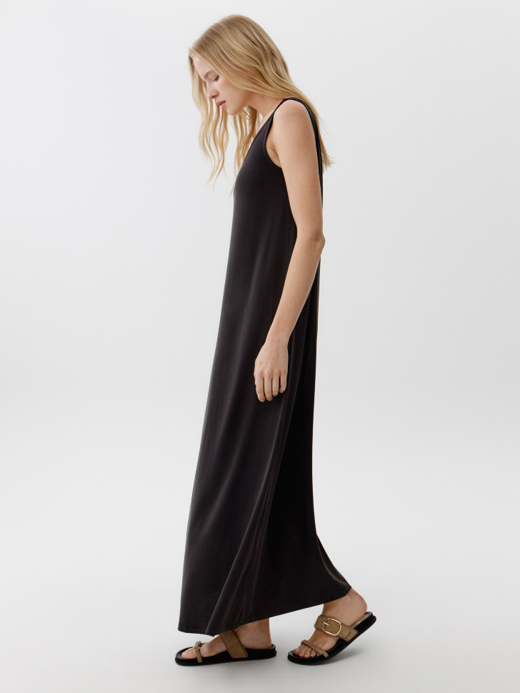 трикотажное свободное платье макси без рукавов от бренда sela вид слева