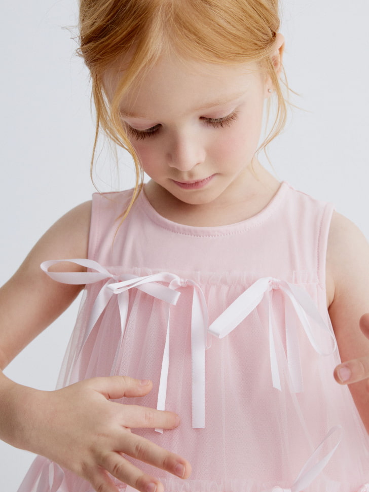 новогодное ярусное платье с бантиками для девочек от бренда sela вид слева