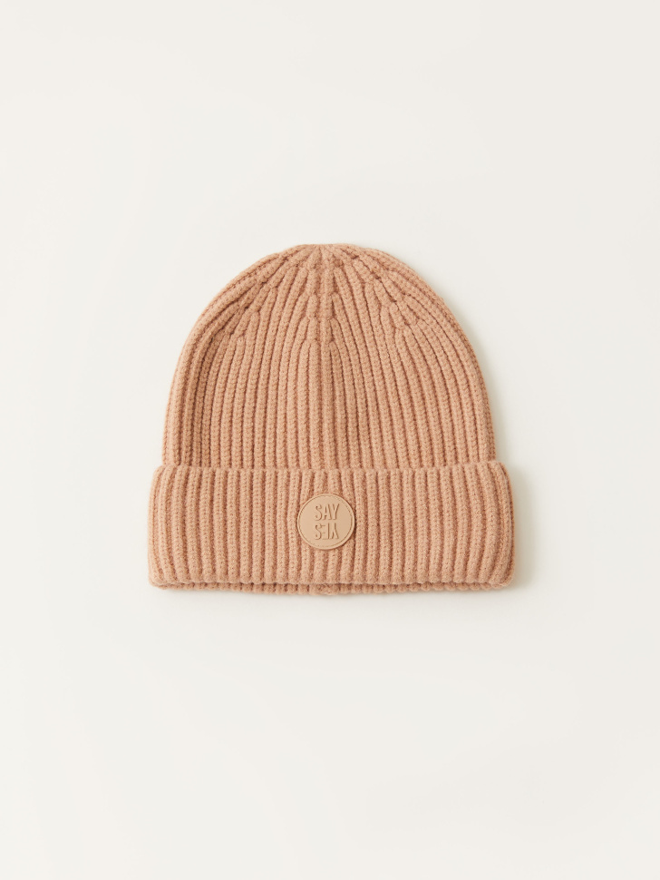 Вязаная шапка в рубчик