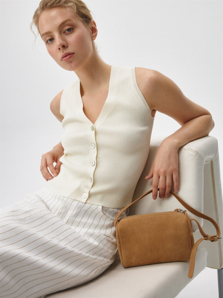 

Вязаный жилет на пуговицах