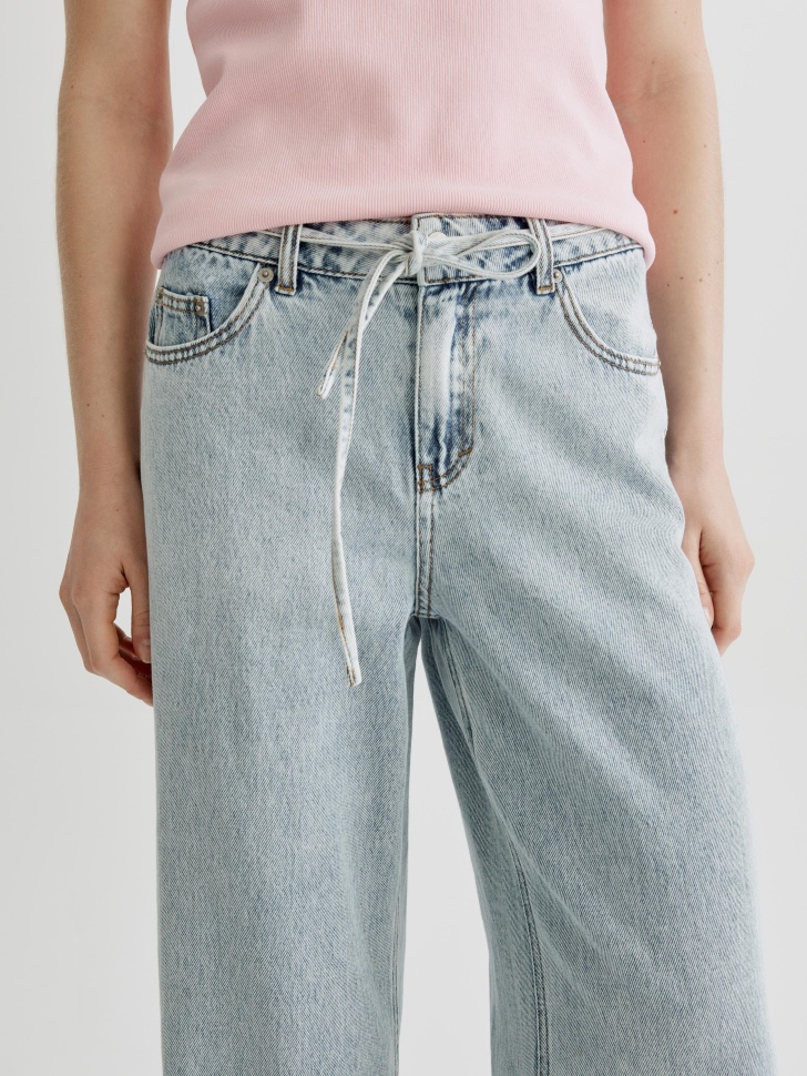 широкие джинсы с низкой посадкой от бренда sela вид слева