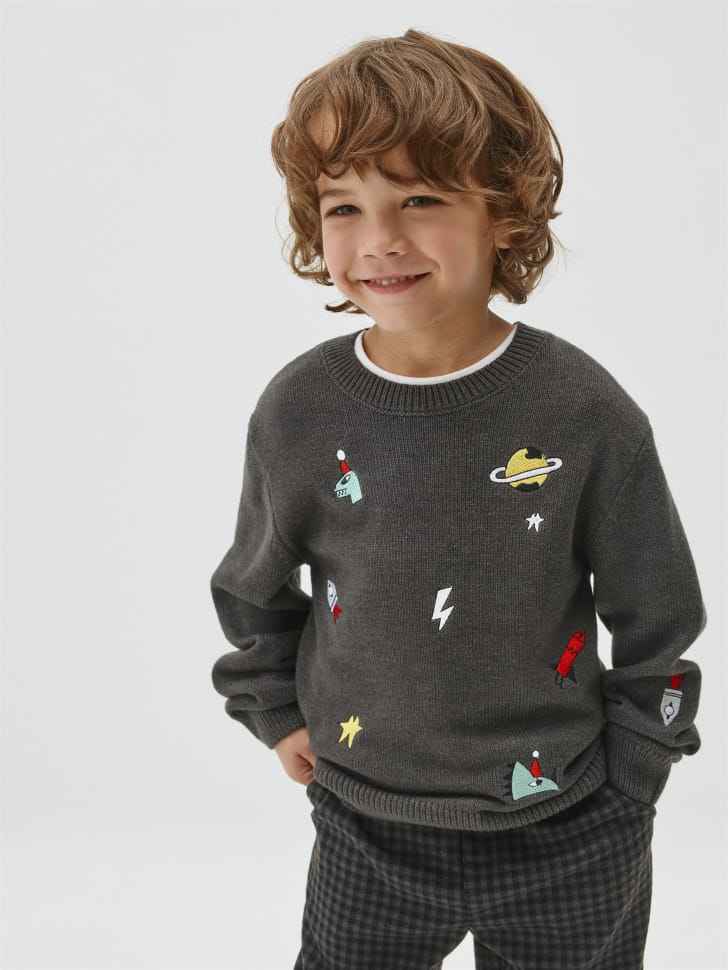 

Вязаный джемпер с вышивкой для мальчиков