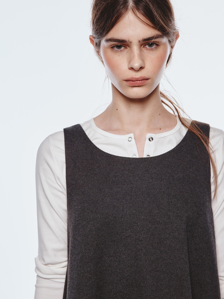 мини платье из линейки  young из россии вид сбоку