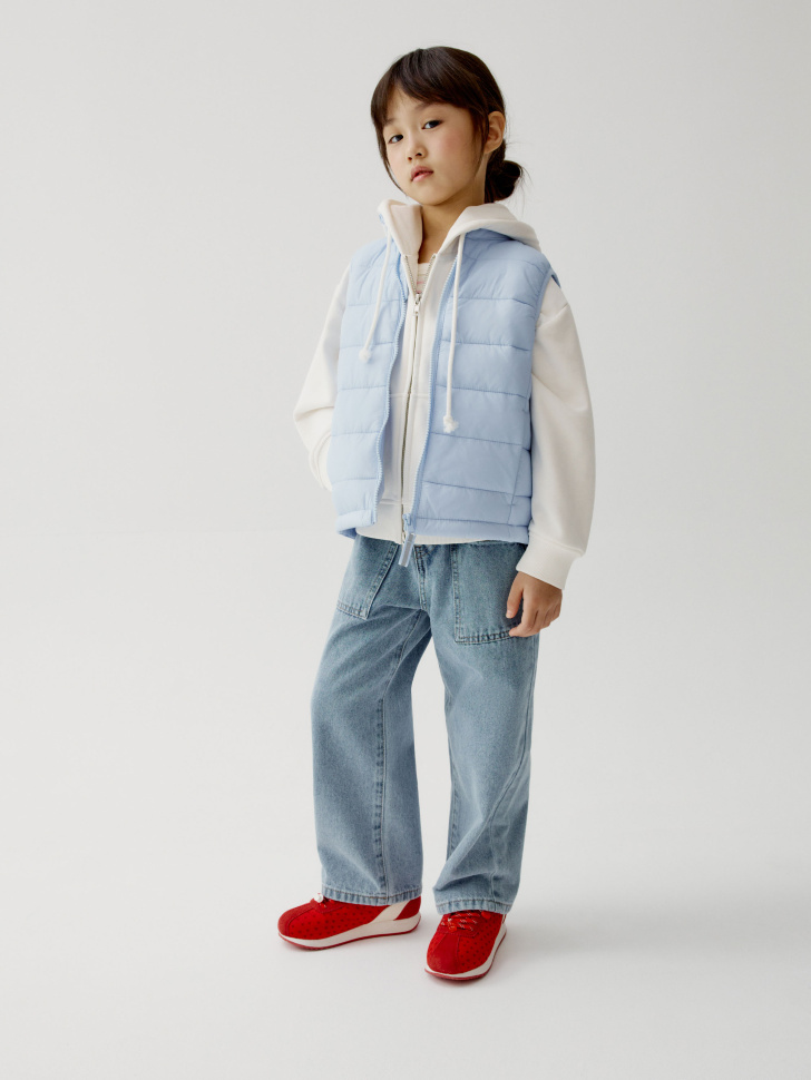 базовый стеганый жилет для девочек от бренда sela вид слева