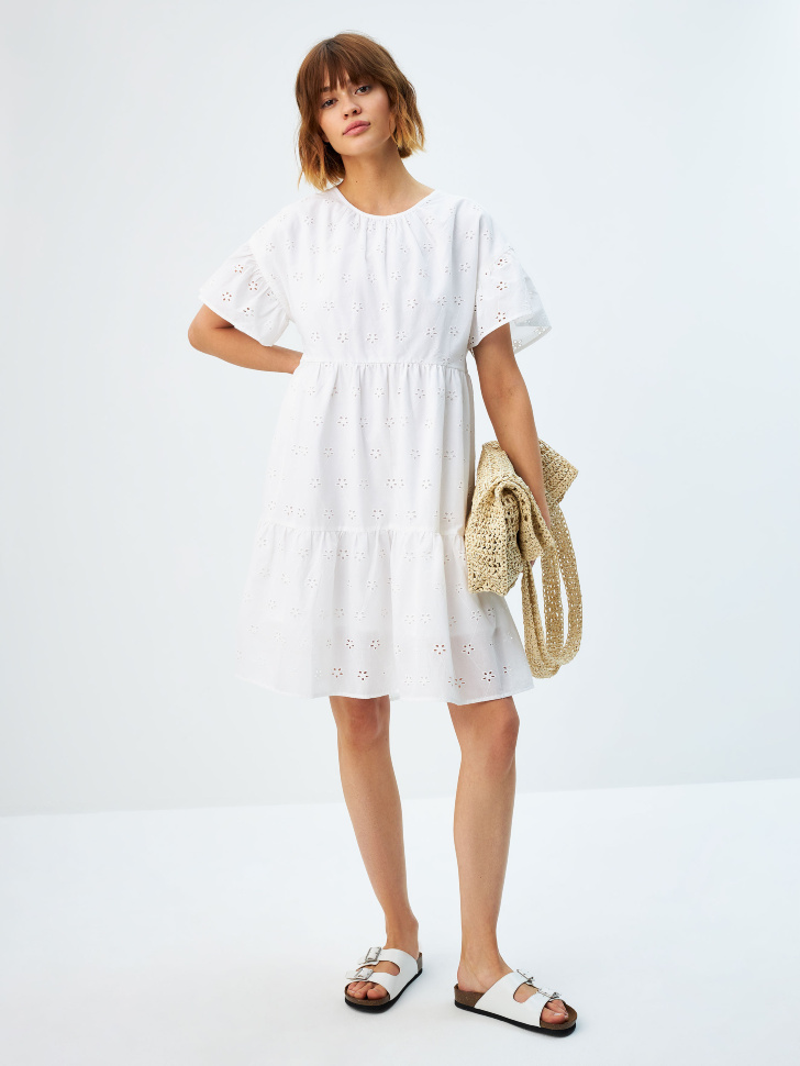 

Ярусное платье с вышивкой ришелье