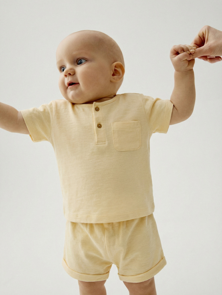 набор из 2 футболок для малышей от бренда sela вид слева