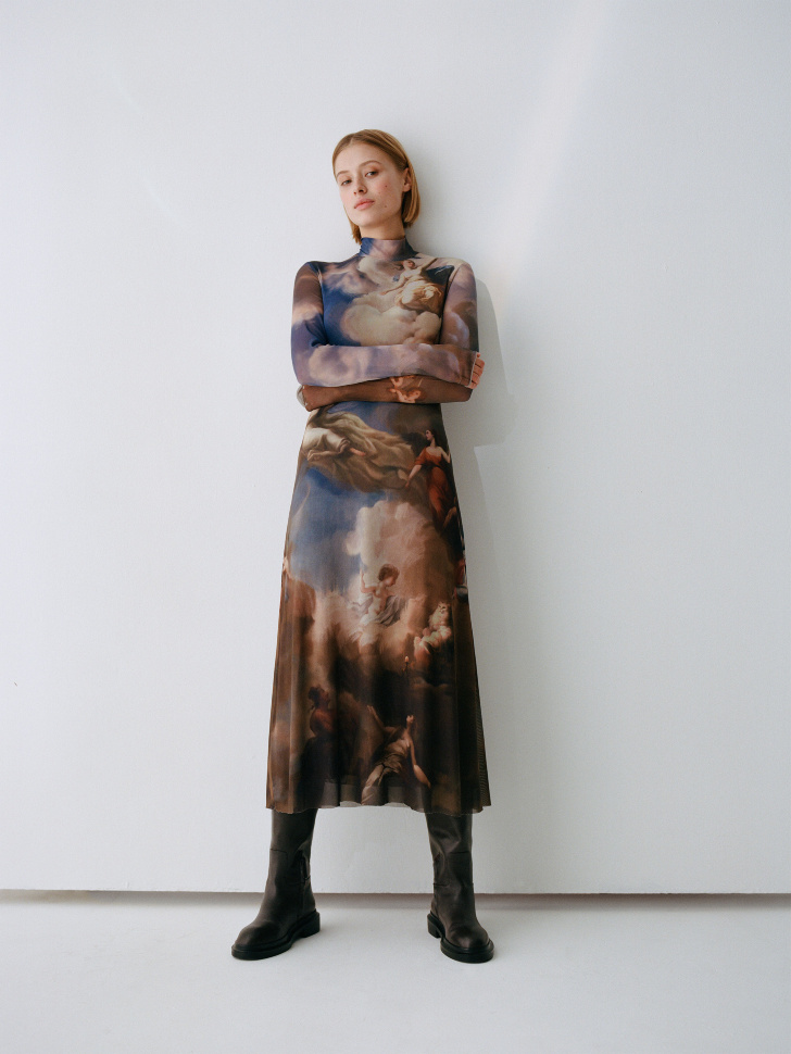 

Платье макси из сетки с принтом