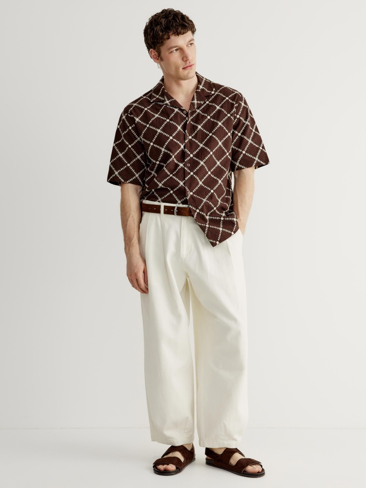 рубашка с коротким рукавом и вышивкой от бренда sela вид слева