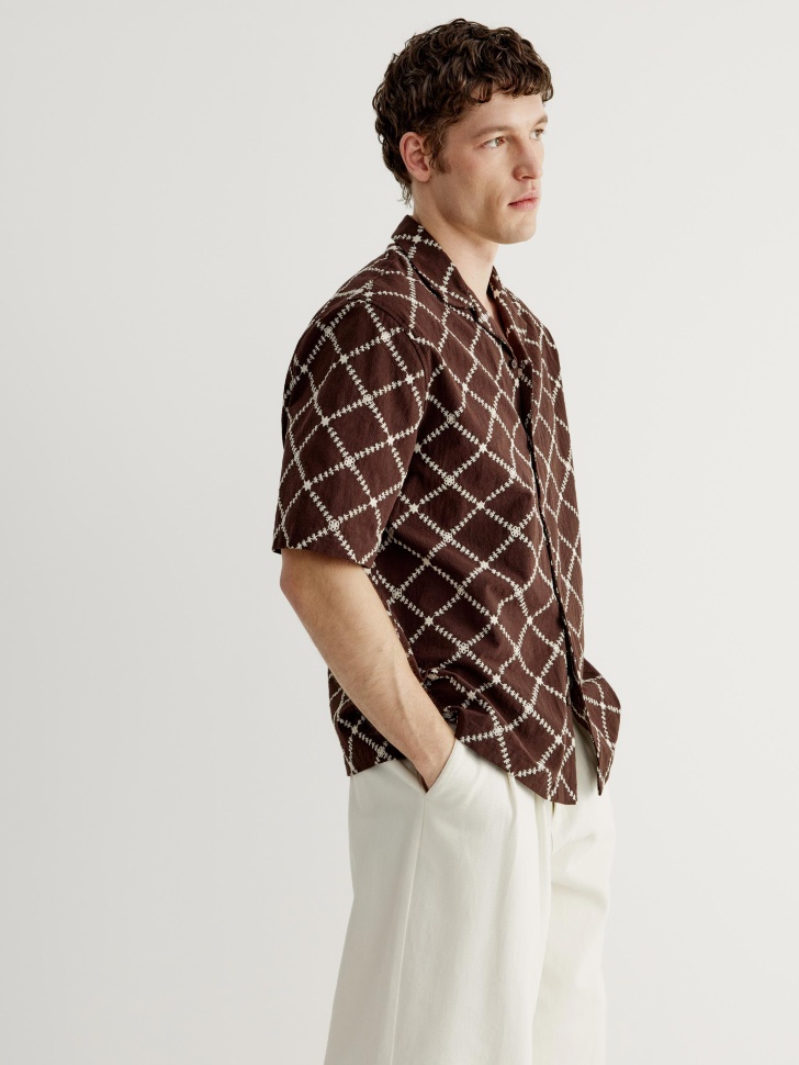 рубашка с коротким рукавом и вышивкой из россии вид сбоку