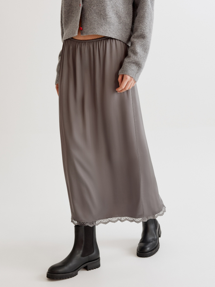 юбка миди из вискозного сатина с кружевом от бренда sela вид слева