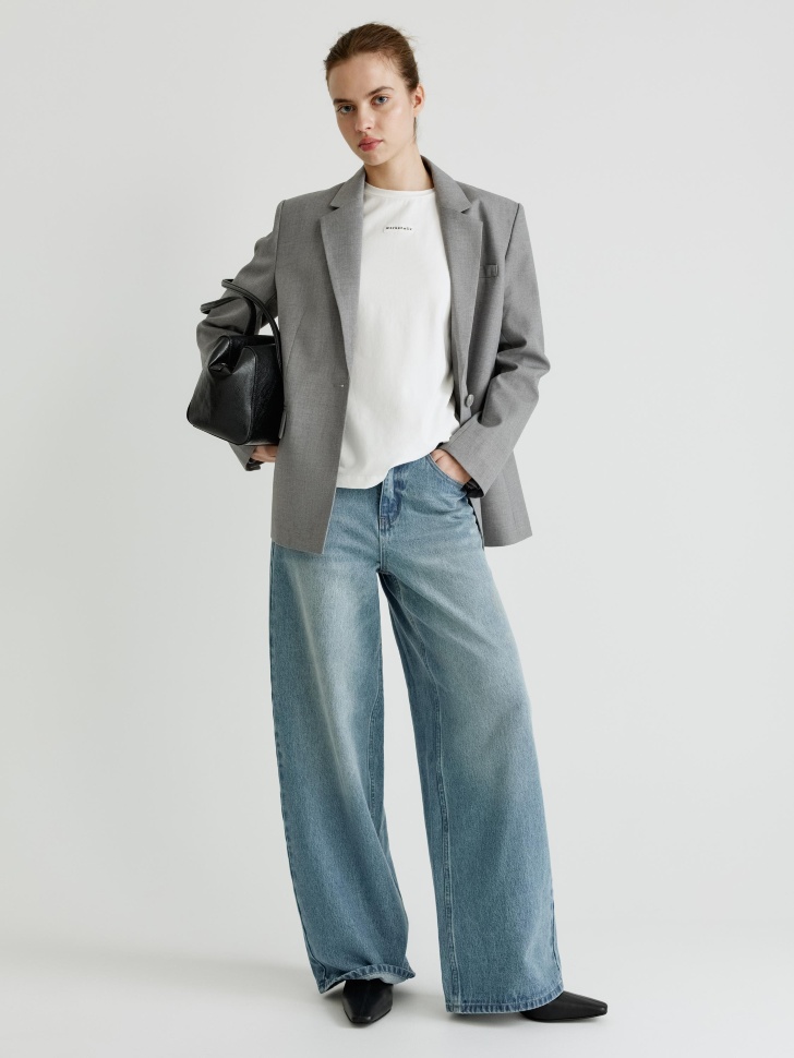 футболка с патчем от бренда sela вид слева