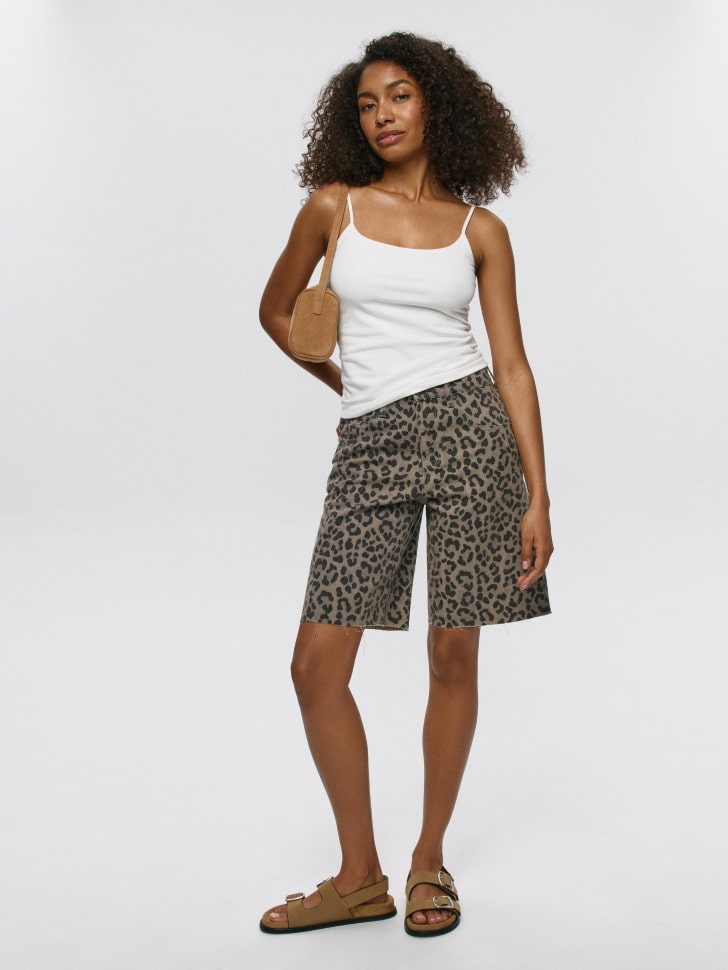 джинсовые шорты бермуды с леопардовым принтом от бренда sela вид слева