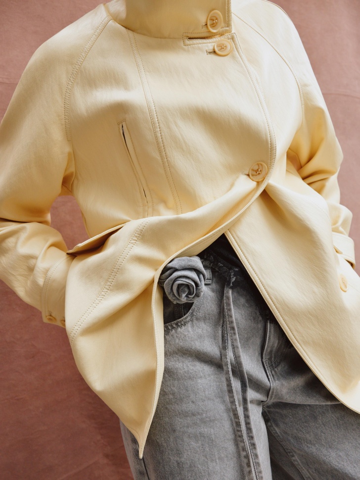 широкие джинсы на высокой посадке с декоративным поясом от бренда sela вид слева