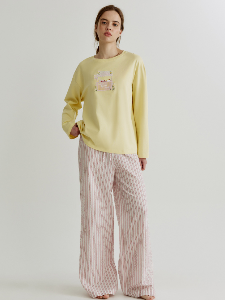 домашний лонгслив оверсайз с вышивкой от бренда sela вид слева