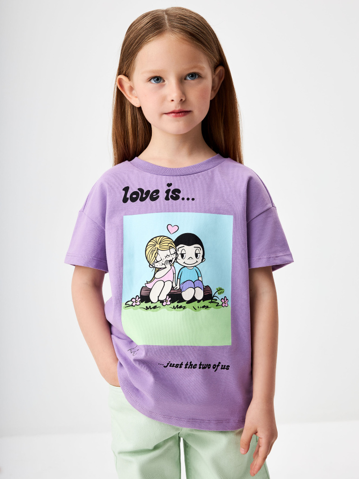 

Футболка с принтом Love is для девочек