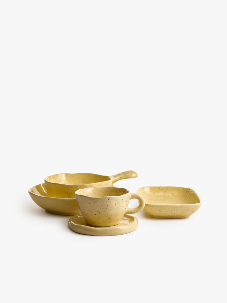 чайная пара из фарфора от бренда sela вид слева