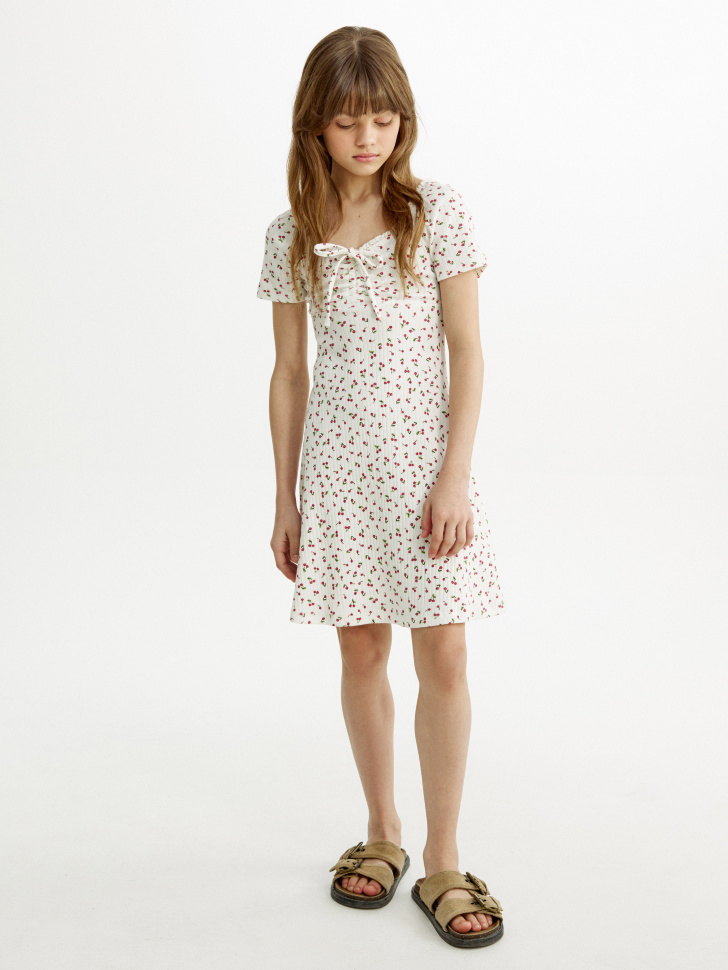 платье с цветочным принтом для девочек от бренда sela вид слева
